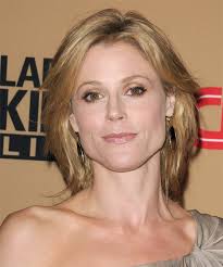 Waves are flattering for a long face. Julie Bowen Hairstyles Hair Cuts And Colors