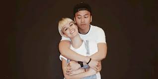 Pada musim ibl tahun lalu ketika wijin masih memperkuat stadium happy 8, agnez mo sering terlihat menemani sang kekasih bertanding. Agnez Mo Pajang Foto Bareng Chris Brown Wijin Posting Status Galau Kapanlagi Com