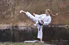 Outdoor Karate Fotoshooting Am See Weibliche Karateka Braungurt 1 Kyu Mit Yokogeri Im Wasser C Kerstin Pinnen Photodesig Karate Fotografie Fotoshooting