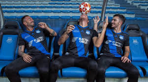 Con goles de sebastián rodríguez en dos ocasiones y alexis zapata en el primer tiempo, el club sport emelec se impuso en condición de visita a orense. Emelec Presento Una Camiseta Conmemorativa Por Sus 90 Anos De Vida Bendito Futbol