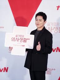 '슬기로운 의사생활'은 누군가는 태어나고 누군가는 삶을 끝내는 인생의 축소판이라 불리는 병원에서 평범한 듯 특별한 하루하루를 살아가는 사람들의 tvn 측은 목요일 드라마를 새롭게 편성하면서 '슬기로운 의사생활'을 배치했다. I0rlbr3mwg6q4m