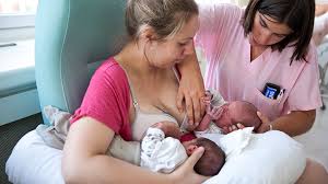Breastfeeding Twins: Tips & Schedule to Breastfeed Twin Babies