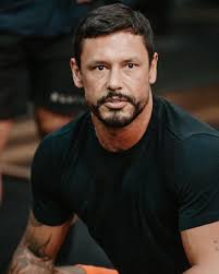 De trás pra frente!!! SUPERAÇÃO! Me emocionei e me encorajei fazendo esse  post! Como treinador a melhor forma, pra ver como o atleta está é observar  o levantamento após o término! Nesse