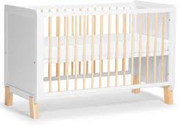 Damit er sicher und geborgen seinen natürlichen bedürfnissen nachgehen kann, gehört ein gitterbett zur grundausstattung eines kinderzimmers. Kaufen Kinderkraft Gitterbett Nico Mit Matratze Weiss Jollyroom