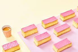 Ook het glazuur van de oranje tompoucen maken we zelf met. Tompouce Hema