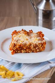 Versate la pasta al forno alla siciliana in teglia e distribuitevi sopra del caciocavallo grattugiato misto a pangrattato. Pasta Al Forno Con Ragu Di Tonno Profumo Di Sicilia