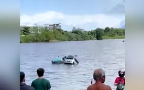 Penumpang menunggu kehadiran bot yang hampir tiba kemudian berjalan ke sisi kanan pasar untuk ke tempat parking kereta di jajaran pesisir payang. Kereta Terhumban Ke Dalam Sungai Sarawak Free Malaysia Today Fmt