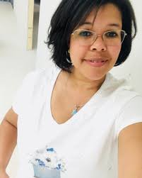 Hello everyone! I know this is a very long overdue introduction to the face  behind the cakes and cookies of Bunnycakes. I am a bit self conscious when  it comes to pictures