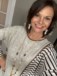 Quick Change for dinner 😍 I am obsessed with this sweater.