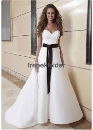 Das brautkleid stellt für die meisten damen eines der wichtigsten kleidungsstücke in ihrem leben dar. Gotische Brautkleider Rot Und Schwarz Italienische Brautkleiddesigner Einfache Informelle Brautkleider