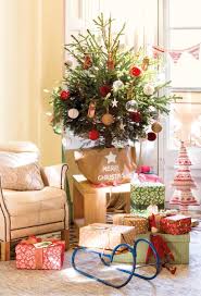 Arbol De Navidad Con Pie Decorado Con Manta Enrollada Decoracion De Navidad Decoracion De Unas Decorar Casas Pequenas
