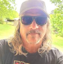 👍KISS // ❤️Mötley Crüe KISS is a legendary glam-rock band known for their  theatrical performances, elaborate costumes, and anthemic hits. Their  larger-than-life persona has made them rock icons for decades. Mötley Crüe