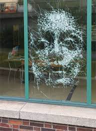 Artist Creates Amazing Portrait By Smashing Glass In Certain Places Glass Artwork Broken Glass Art Glass Art Pictures