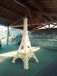 La tour eiffel est le symbole de la ville de paris. Dunieres Il Construit Une Mini Tour Eiffel En Bois Dunieres 43220