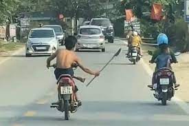 Vụ cầm dao dọa chém csgt: Triá»‡u Táº­p Thanh Nien Ä'iá»u Khiá»ƒn Xe May Tay Cáº§m Dao Phong Lá»£n á»Ÿ Tuyen Quang Vietnamnet