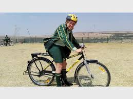 Om een klankschaal te bespelen heb je de juiste klopper, aanstrijkstok of aanstrijkhout nodig. Green Heroes Rewarded With Bicycles Krugersdorp News