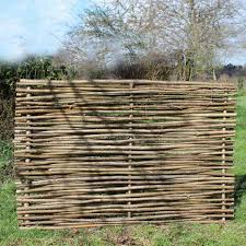Barriere En Bois De Noisetier Barriere Ou Palissade En Noisetier Tresse Pour Habiller Elegamment Le Amenagement Jardin Recup Amenagement Jardin Jardin Recup
