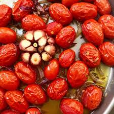 Tomate Confit Confitar E Uma Tecnica Muito Antiga Na Qual Os Alimentos Ficam No Oleo Azeite Banha Com O Intuito De Tomates Assados Tomate Receitas De Tomate