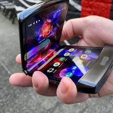 Sind sie mit der versanddauer des artikels im einklang? Motorola Razr So Schlagt Sich Das Neue Falt Handy Im Ersten Kurztest Der Spiegel