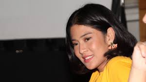 Melalui fitur instagram stories, iwet ramadhan membagikan kabar adiguna sutowo meninggal dunia. Wrihywyipxowim