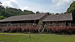 Bagi mereka yang tidak mengenali identiti keunikan negeri sarawak , rumah panjang merupakan imej kepada negeri ini yang tidak ada di negeri lain. Kampung Budaya Sarawak Destinasi Mengagumkan Di Kuching