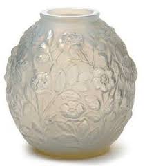 Verlys 1925 1946 Vase Boule En Verre Opalescent Moule Presse A Decor De Fleurs En Relief Hauteur 20 Cm Estimation 150 Crystal Art Lalique Glass Art
