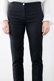 Pantalon cigarette taille standard coupe cigarette fermeture zippée sur l'avant 2 poches italiennes devant pattes boutonnées sur les côtés de la taille pinces sur les jambes le + mode : Pantalon Cigarette Noir En Laine Froide Atode Made In France