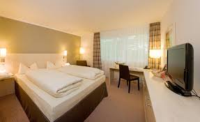 I bagni sono moderni e presentano pavimenti in parquet. Hotel Park Inn Bielefeld Teamevent Kochen