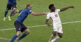 England fans were furious with italian captain giorgio chiellini for what they described as the most home » news » buzz » giorgio chiellini grabbing bukayo saka in euro 2020 final triggers meme. During Italy V England In Euro Final Chiellini And Saka Become A Meme The News 24