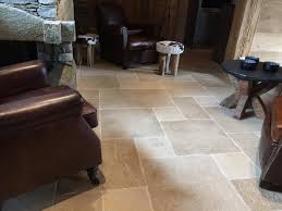 Le travertin s'adaptera parfaitement à votre extérieur, il pourra être utilisé pour vos allées de jardin, ou dans un patio. Tarif Carrelage En Travertin Contemporain Pour Sol Interieur Paris En Ile De France France Pierre