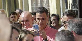 Pitos y abucheos a Pedro Sánchez a su llegada al primer acto de 'la campaña  de la gente'