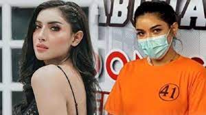 Sedang asyik nongkrong di sebuah kafe di jakarta, millen cyrus terjaring razia protokol kesehatan. Millen Cyrus Shalat Gunakan Sarung Bukan Mukena Minews Id