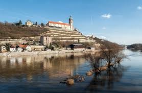 Schloss Melnik An Der Elbe Mittelbohmen Download This Photo And Other Beautiful Photos For Free On Our Site Phot Immobilien Kaufen Immobilien Villen