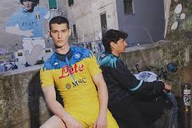 La nuova maglia gialla della juventus. La Nuova Maglia Del Napoli Disegnata Dallo Stilista Italo Argentino Marcelo Burlon Napoli Da Vivere