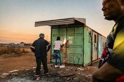 From being unemployed to hunting migrants in South Africa: The movement that has turned foreigners into scapegoats | International | EL PAÍS English