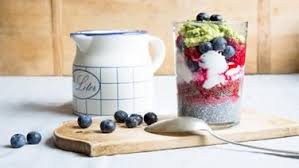 Ein Glas Mit Avocado Chia Beeren Quark Steht Auf Dem Tisch Avocado Entzundungshemmende Rezepte Rezepte