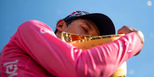 El colombiano egan bernal celebra mientras completa la última etapa para ganar el giro de italia. Eg0466ild R25m
