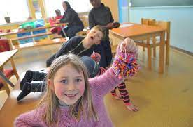 Then the kids does many things weird while their teacher norah is around. Verdens Beste Sfo