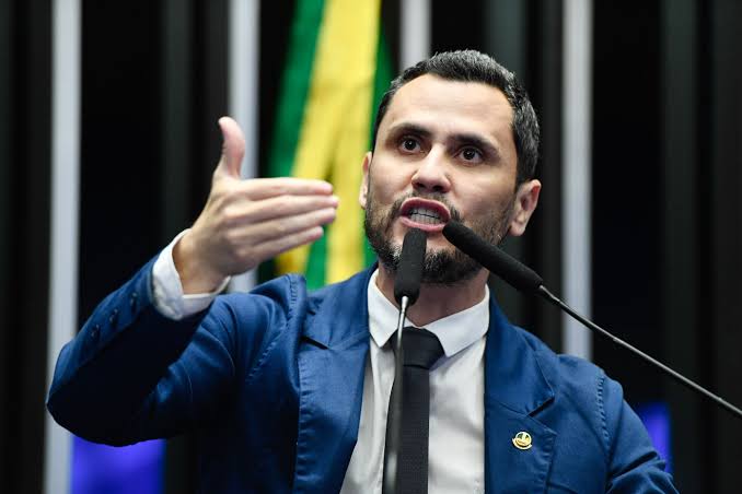 Senador Cleitinho Azevedo emocionado ao anunciar desistência da candidatura ao governo de Minas Gerais
