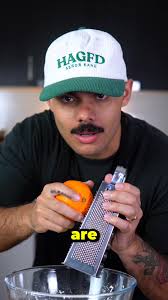 NO BAKE OREO TRUFFLES 🤤🤤🤤 [INGREDIENTS] 35 Oreos 150g Cream Cheese  (Softened) Pinch of Salt Splash of Vanilla 300g Milk Chocolate (Melted)  300g White Chocolate (Melted) 1. Crush the oreos into a