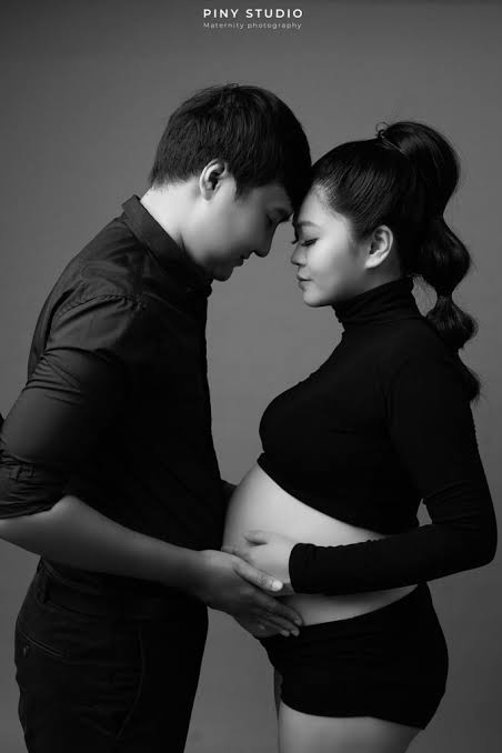 Chụp ảnh mẹ bầu tại địa điểm quen thuộc cũng giúp mẹ bầu thoải mái. Nguồn ảnh: https://encrypted-tbn0.gstatic.com/images?q=tbn:ANd9GcT-tUjR6lXl-SDFhdpbJ53h4hlco0KvgzJ7U8rlyoKKfGm5dI_6WNT6IOo&s=10 