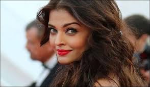 Hair and makeup artist, déplacement au domicile possible : Bollywood Beauty Aishwarya Rai Bachchan Turns 44