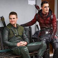 Red arrow, arsenal, speedy, trois archers, un seul homme : Pin By Benjamin Broderbauer On Colton Haynes Arrow Season 3 Arrow Cast Stephen Amell Arrow