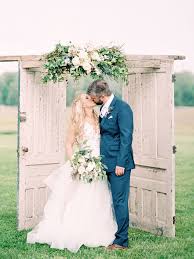 Floral is the most romantic and commonest way to decorate your wedding altar. 7 Ideas For Your Outdoor Wedding Ceremony Arch