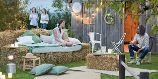 Inutile de dépenser des sommes astronomiques pour rafraîchir la déco de son jardin. Des Ballots De Paille En Guise De Bancs Marie Claire