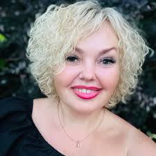 Шукаю людяного, професійного, адекватного за цінами стоматолога/гиню.  Порадьте, дуже прошу! 🙏 Бо моя лікарка десь загубилася через війну. 🥺