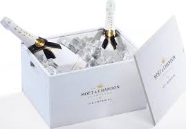 .breakthrough creation, moët ice impérial, the first champagne created to be served on ice cubes. Moet Chandon Champagner Ice Imperial Set Kaufen Bottleworld De