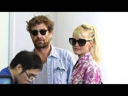 Le 30 juin dernier, c'est dans le iie arrondissement de paris que laeticia hallyday avait été vue lors d'une soirée avec son compagnon pascal balland. Laeticia Hallyday Is Inseparable From New Beau Pascal Balland Youtube