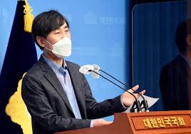 뉴스핌이 지난 18일 여론조사전문기관 코리아정보리서치에 의뢰해 전국의 만 18세 이상 성인남녀 1007명을 대상으로 국민의힘 차기 당대표 적합도를 조사한 결과, 이 전 최고위원은 23.3%를 기록했다. í•˜íƒœê²½ ì´ì¤€ì„ ë‹¹ëŒ€í'œ ì—¬ë¡ ì¡°ì‚¬ 1ìœ„ì— ì„¸ëŒ€êµì²´ ì‹œìž'ëë‹¤ íŒŒì´ë‚¸ì…œë‰´ìŠ¤