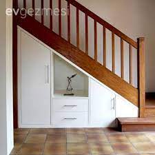 Merdiven altı öyle şahane bir şekilde döşenir ki kullanışlı bir olabilir. Alandan Tasarruf Saglayan Cok Kullanisli 25 Gomme Dolap Modeli Ev Gezmesi